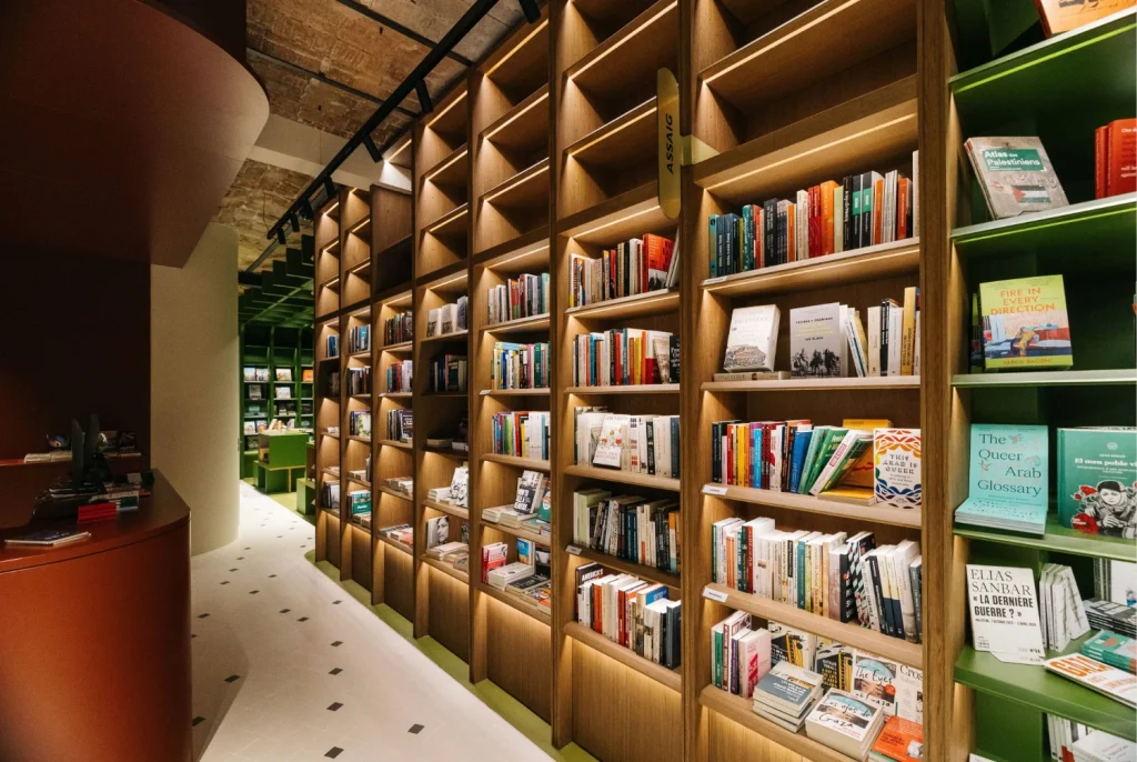 Cientos de personas acuden a la inauguración de la librería Finestres Palestine.